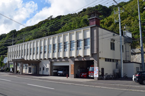 建て替えの方針が固まった神恵内村の現役場庁舎