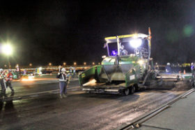 新千歳空港の安全運行を支える　夜間の滑走路舗装維持