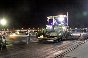 新千歳空港夜間の道路維持作業の様子