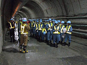 建設業の魅力紹介　函館工高生が道新幹線トンネルで見学会