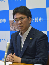 小樽市長が辞意表明　市議会と対立　出直し選へ