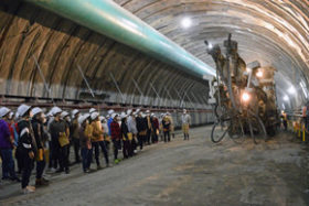 大狩部トンネルに驚き　室工大生が開建工事を見学