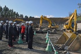 知内中、函館高専生が地元開建工事を見学