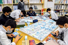 函館駅前を再現　函館工高生が街区模型を制作