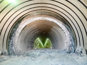 難工事克服し10年　国道40号「音中トンネル」貫通