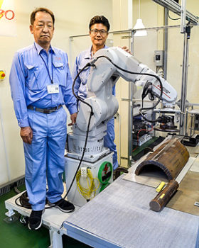 鉄のまちから技術発信(2)太平電気　ロボットで棒鋼マーキング探傷部自動研削