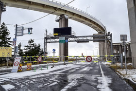 白鳥大橋が通行止め　強風で氷雪除去できず
