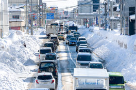 札幌圏、交通まひ　記録的な降雪でＪＲ終日運休、幹線道路で渋滞