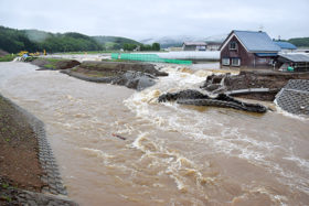 28、29日の大雨で旭川のペーパン川堤防が決壊
