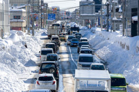 焦点2022　写真で読み解くこの1年(2)ドカ雪で札幌市内交通まひ